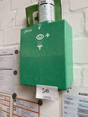 5429.510 => 1 Augenspülstation Plum
