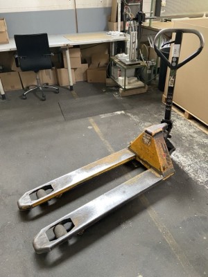 5429.532 => 1 Gabelhubwagen MIC, Tragkraft 2000 kg (Deichsel verbogen)