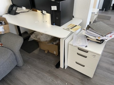 5418.19 => 1 Schreibtisch mit Aktenrollcontainer