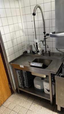 5432.31    =>   1 Edelstahlspültisch Stalgast mit Ablageboden, Armatur und Brause