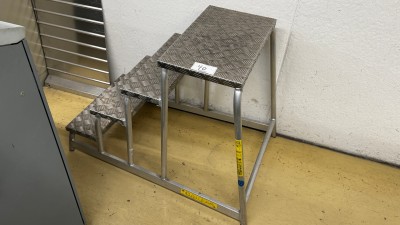 5507.40    =>    1 Alu-Treppe Zarges, 4-stufig