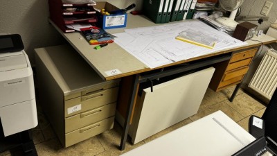 5486.11    =>   1 Schreibtisch mit Aktenrollcontainer