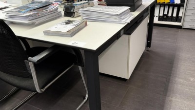 5486.21    =>   1 Schreibtisch Assmann, 2-teilig mit 2 Aktenrollcontainern Assmann