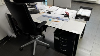 5486.30    =>   2 Schreibtische Assmann mit Aktenrollcontainer Assmann