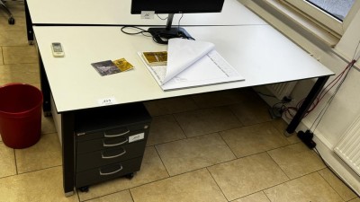5486.109    =>   1 Schreibtisch Assmann mit Aktenrollcontainer Assmann