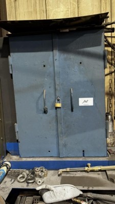 5486.148    =>   1 Stahlregal mit Schrankaufbauten und 2 Metallwerkzeugschränken, niedrig