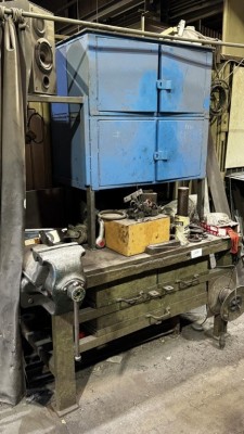 5486.154    =>   1 Werkbank mit Schraubstock und Aufsatzschrank