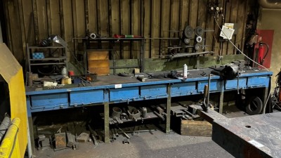 5486.235    =>   1 Werkbank mit Schraubstock