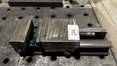5486.246    =>   2 Maschinenschraubstöcke mit Aufspannwürfel
