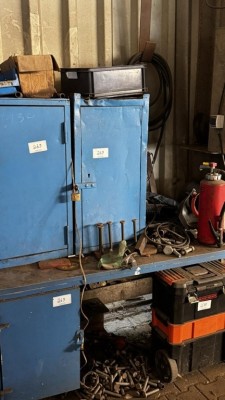5486.269    =>   1 Werkbank mit 2 Aufsatzschränken
