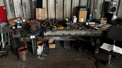 5486.271    =>   1 Schweißtisch, ca. 3 x 1 m mit Schraubstock