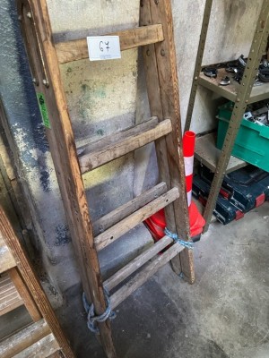 5467.67 ➤ 1 Holzstehleiter, 4-sprossig