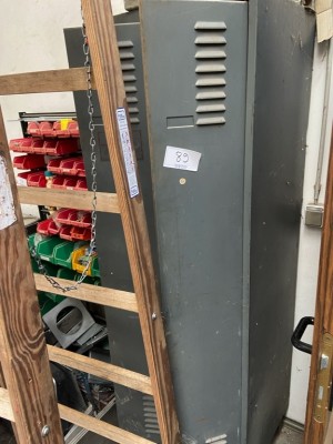 5467.89 ➤ 1 Spind, 2-türig mit Inhalt