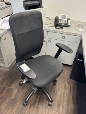 5449.46 => 1 Drehstuhl mit Armlehnen