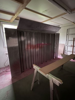 5449.179 => 1 Lackierabsaugwand Schuko, ca. 3x2 m