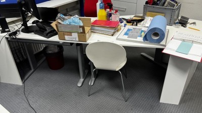 5492.27 => 1 Schreibtisch mit Aktenrollcontainer und Besucherstuhl