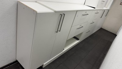 5492.55 => 1 Aktenschrankwand, ca. 7 lfm. mit 12 Auszügen, niedrig