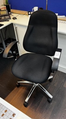 5492.59 => 1 Drehstuhl mit Armlehnen