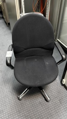 5492.70 => 1 Drehstuhl mit Armlehnen Vitra