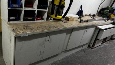 5492.202 => 1 Arbeitstisch mit Unterschränken