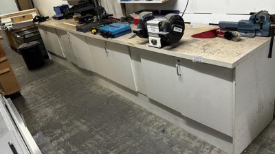 5492.203 => 1 Arbeitstisch mit Unterschränken und Schraubstock