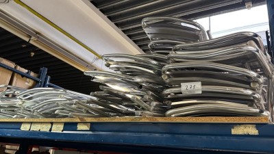 5492.271 => 1 Pos. Klappstühle und 3 Barhocker