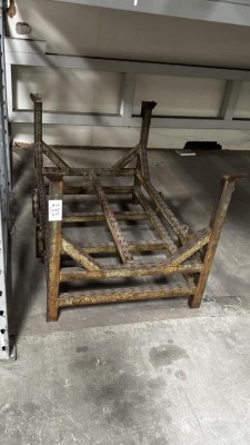 5492.283 => 2 Stahlstapelgestelle