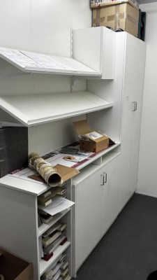 5492.311 => 2 Aktenschränke mit Wandregalen