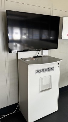 5492.322 => 1 Flachbildfernsehgerät Philips, ca. 45 Zoll auf Stehpult