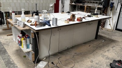 5492.332 => 1 Arbeitstisch mit Unterschränken (Eigenbau)