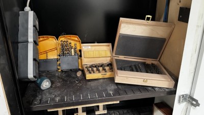 5492.334 => 2 Metallschiebetürenschränke mit Inhalt