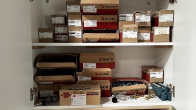 5492.355 => 1 Sideboard mit Wandschrank und Inhalt