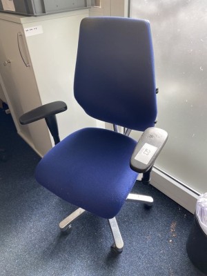 5524.23        ==>.   1 Drehstuhl mit Armlehnen