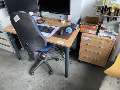 5524.112        ==>.   1 Schreibtisch mit Aktenrollcontainer und Drehstuhl