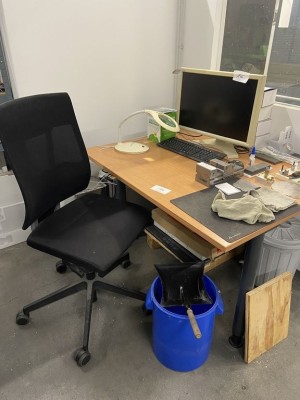 5524.144        ==>.   1 Schreibtisch mit Drehstuhl