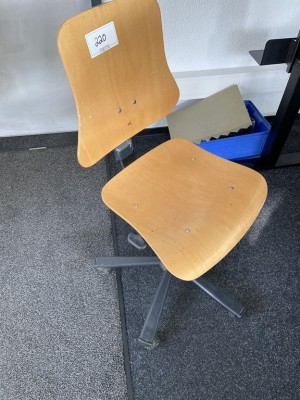 5524.220        ==>.   1 Drehstuhl, Holz