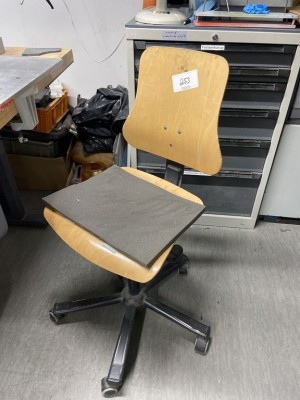 5524.253        ==>.   1 Arbeitsdrehstuhl