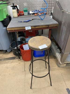 5510.29 => 1 Ablagetisch mit Barhocker