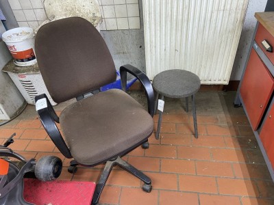 5510.87 => 1 Drehstuhl mit Sitzhocker