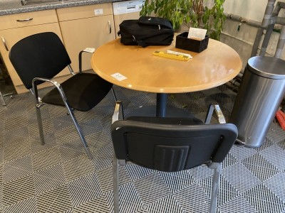 5580.20 => 1 Tisch, rund mit 3 Stühlen