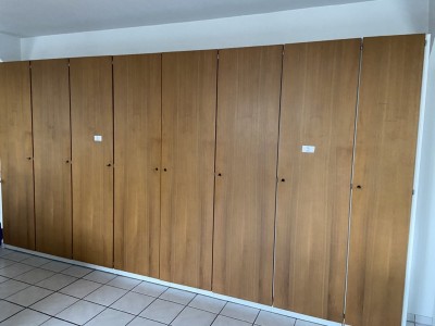 5574.9     =>   1 Aktenschrankwand, ca. 4 lfd. m