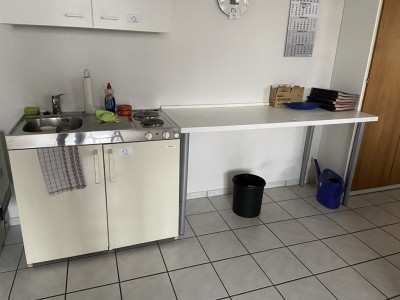 5574.13     =>   1 Pantryküche mit Arbeitsplatte und Wandhängeschrank