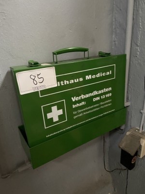 5574.85     =>   1 Verbandkasten Holthaus Medical, wandmontiert