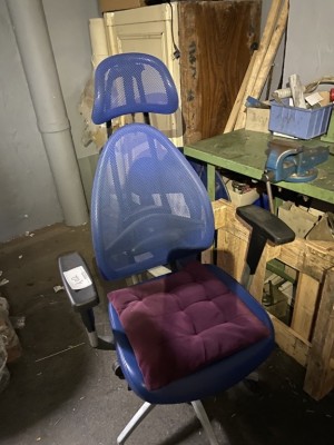 5574.102     =>   1 Werkbank mit Schraubstock und Drehstuhl