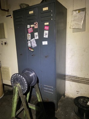 5574.165     =>   1 Spind, 3-türig