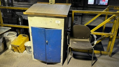 5562.31 => 1 Stehpult mit 2 Besucherstühlen