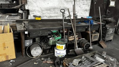 5562.56 => 1 Werkbank, ca. 3 m mit 2 Schraubstöcken