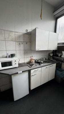 5562.90 => 1 Küchenzeile, ca. 2 m bestehend aus Wandhänge- und Unterschränken, Kochfeld, Edelstahlspüle mit Armatur und Kühlschrank