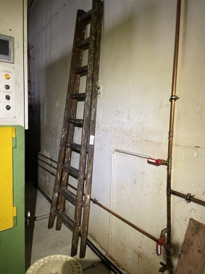 5574.209     =>   1 Holzstehleiter, 9 Sprossen