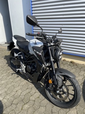 3146.132 => 1 Motorrad Honda CB 125 R